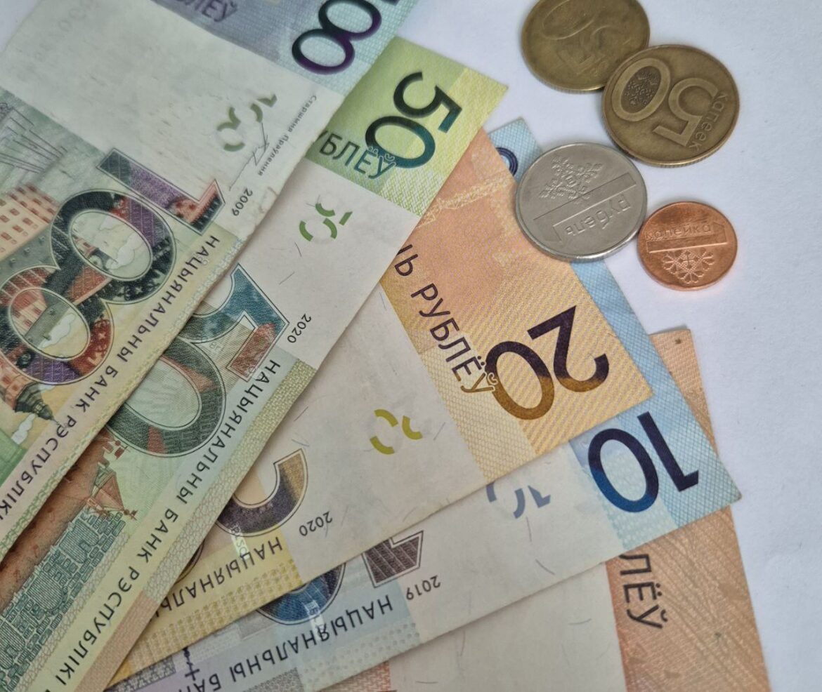 Что изменилось в Беларуси с 1 ноября: от пенсий и пособий до карточек в маршрутках Белорусские деньги