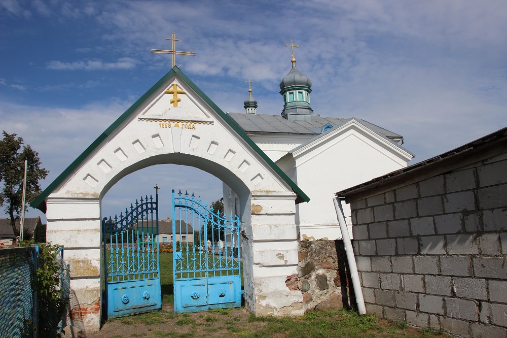 Гаражи портят вид на старую браму
