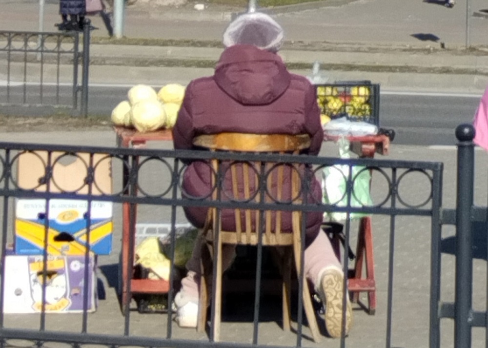 Женщина торгует в канун 8 марта