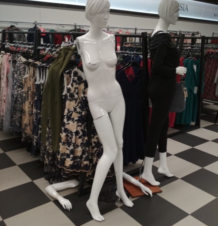 Манекены в магазине