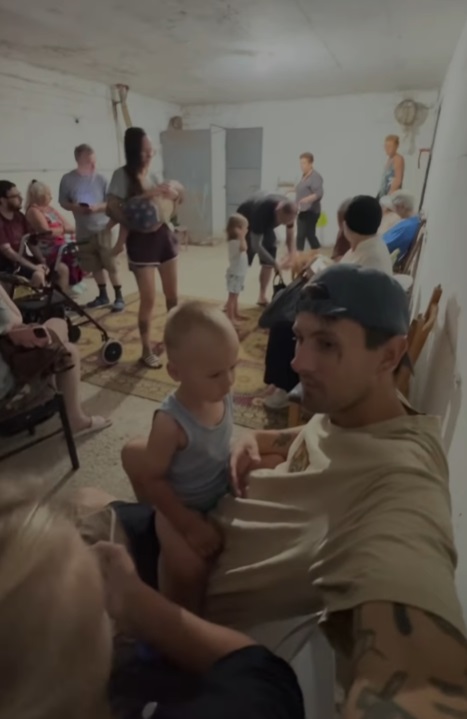 Люди в убежище во время атаки