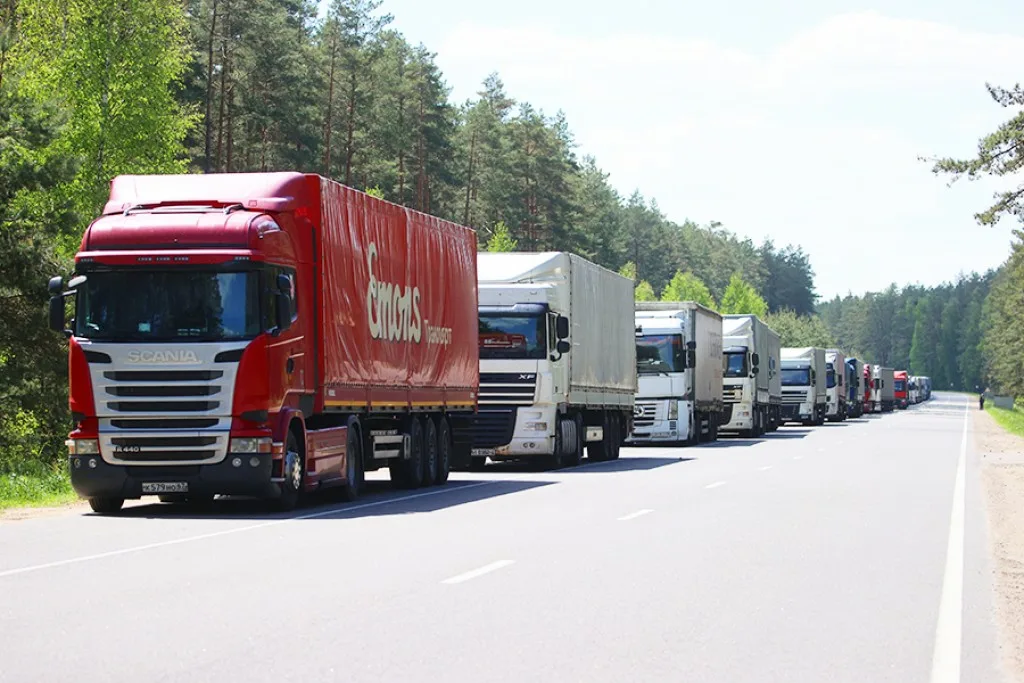 Граница превращается в тест на терпение Колонна грузовиков на трассе, ведущей к белорусско-европейской границе