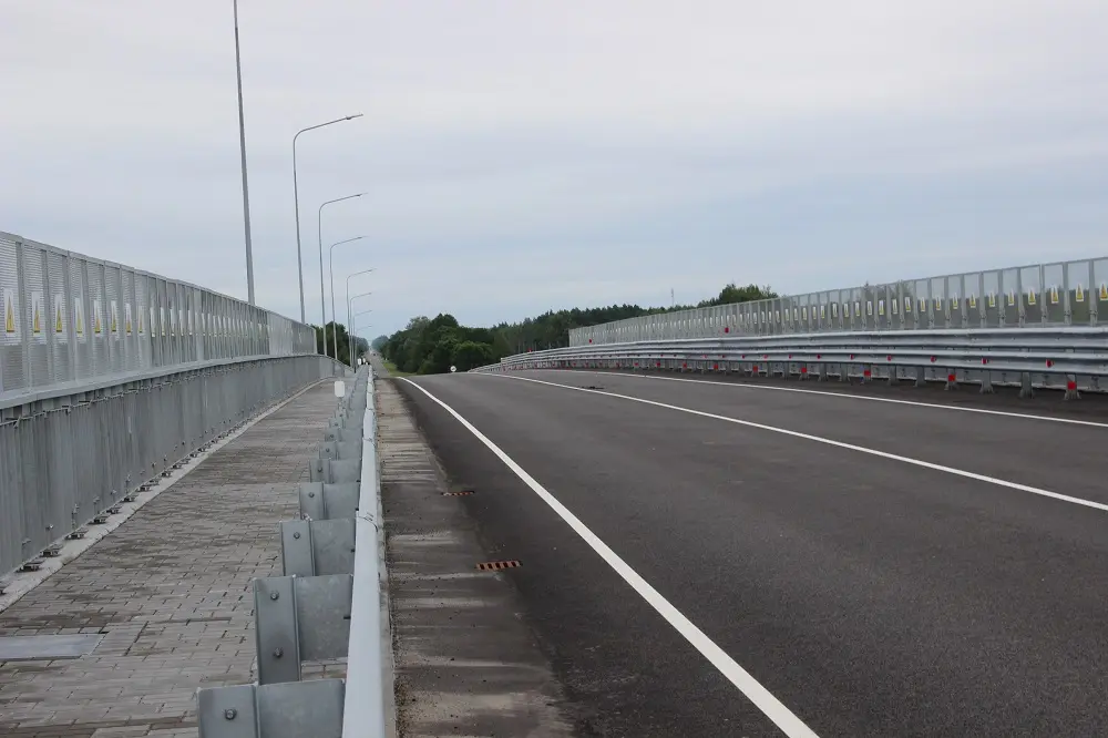 Мост стал шире, есть фонарные столбы