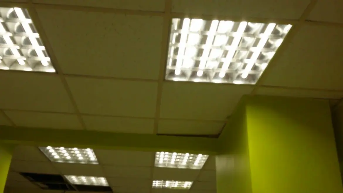 Трагедия под лампой лампы на потолке