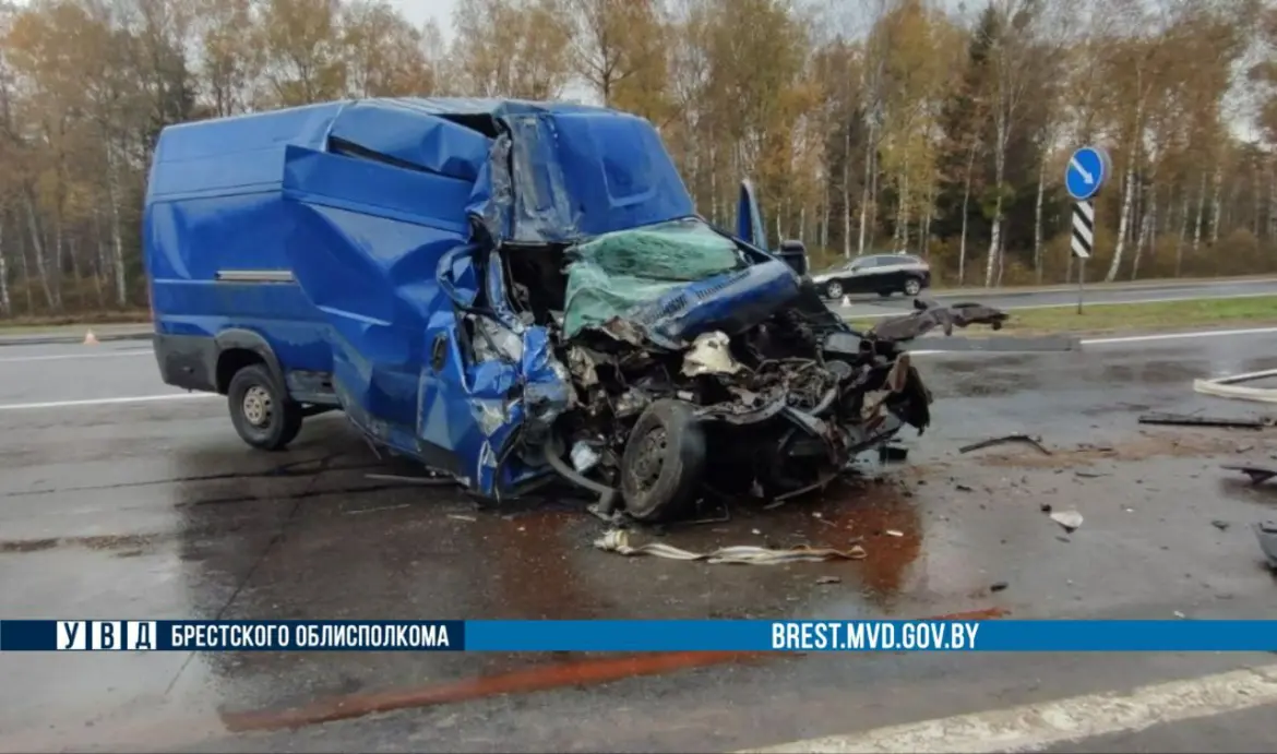 Fiat влетел в комбайн под Ивацевичами дтп ивацевичи