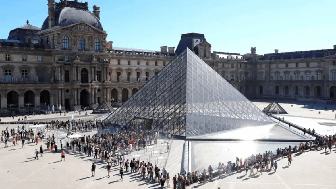 Третий арест после дерзкого ограбления Лувра – где драгоценности на 88 миллионов евро? Люди стоят в очереди у пирамиды Лувра в Париже