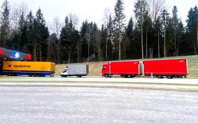 Задержанные на белорусской границе фуры внезапно поехали в сторону Литвы фуры едут в Литву