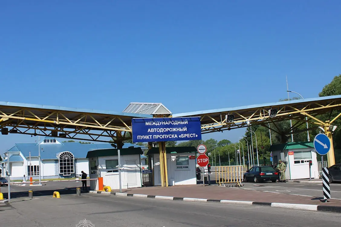 Кто устроил длинную очередь на границе Беларуси и Польши? погран переход Брест