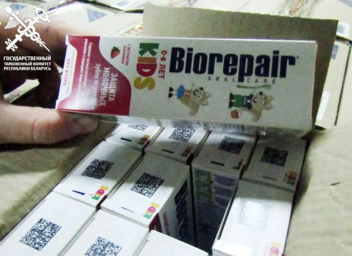 Упаковки с детской зубной пастой Biorepair KIDS